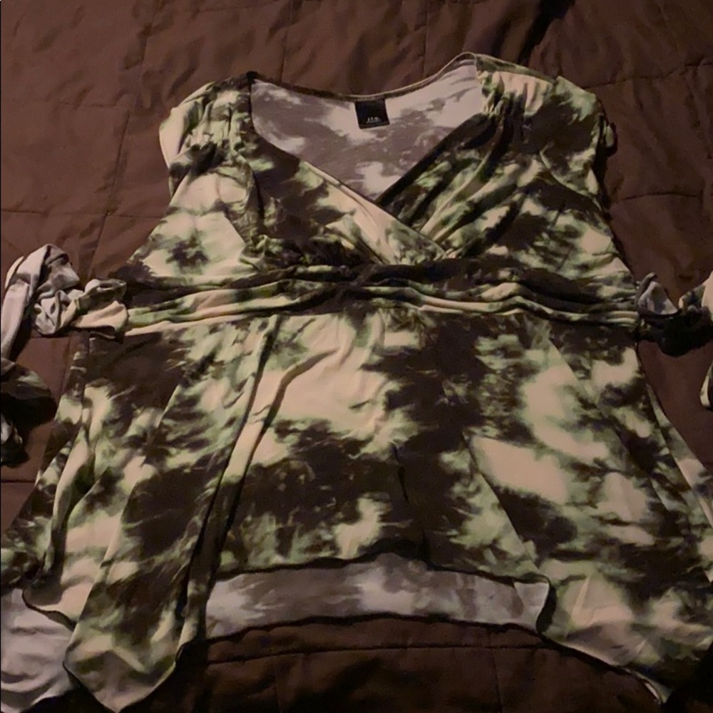 Green, black, and cream tie-dye blouse 2X